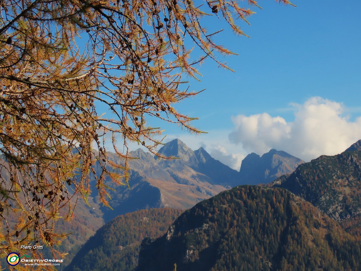 30 Spettacolo di panorami e di larici colorati d'autunno.JPG